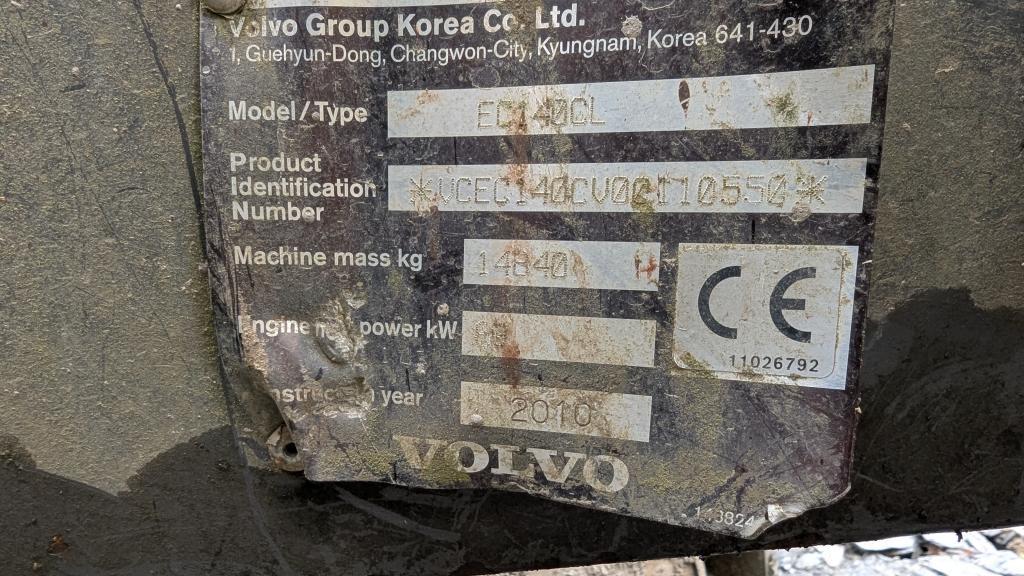 Volvo EC140CL med skuffer og tømmerklo