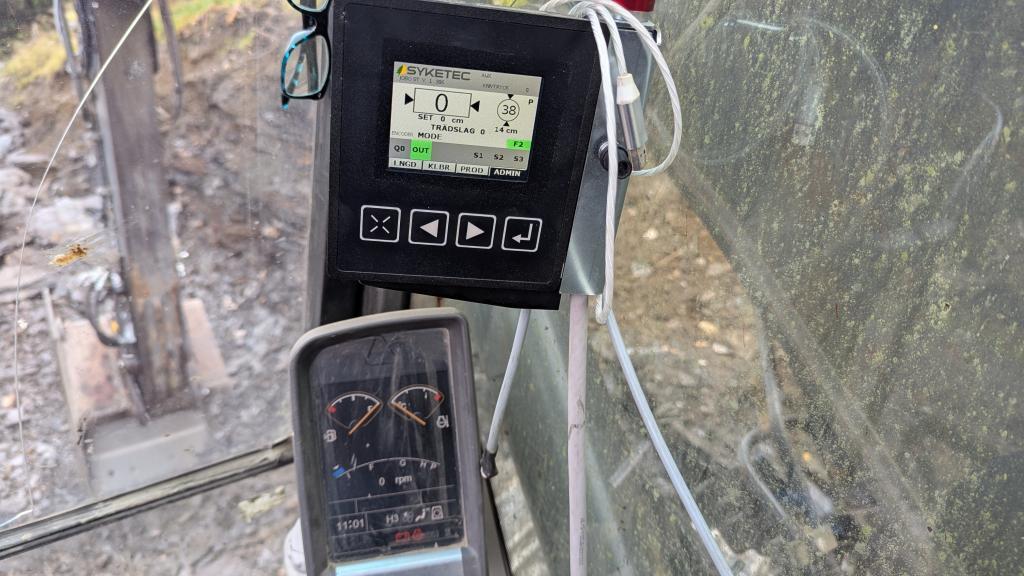 Volvo EC140CL med skuffer og tømmerklo