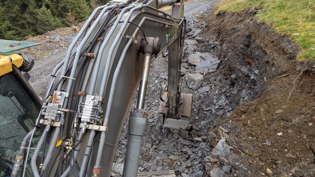 Volvo EC140CL med skuffer og tømmerklo