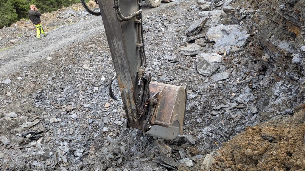 Volvo EC140CL med hogstaggregat, skuffer og tømmerklo