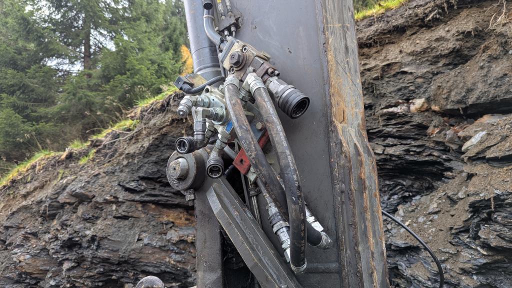 Volvo EC140CL med skuffer og tømmerklo