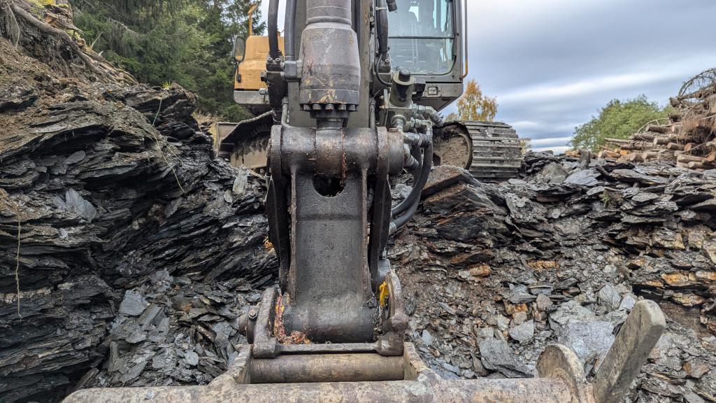 Volvo EC140CL med skuffer og tømmerklo