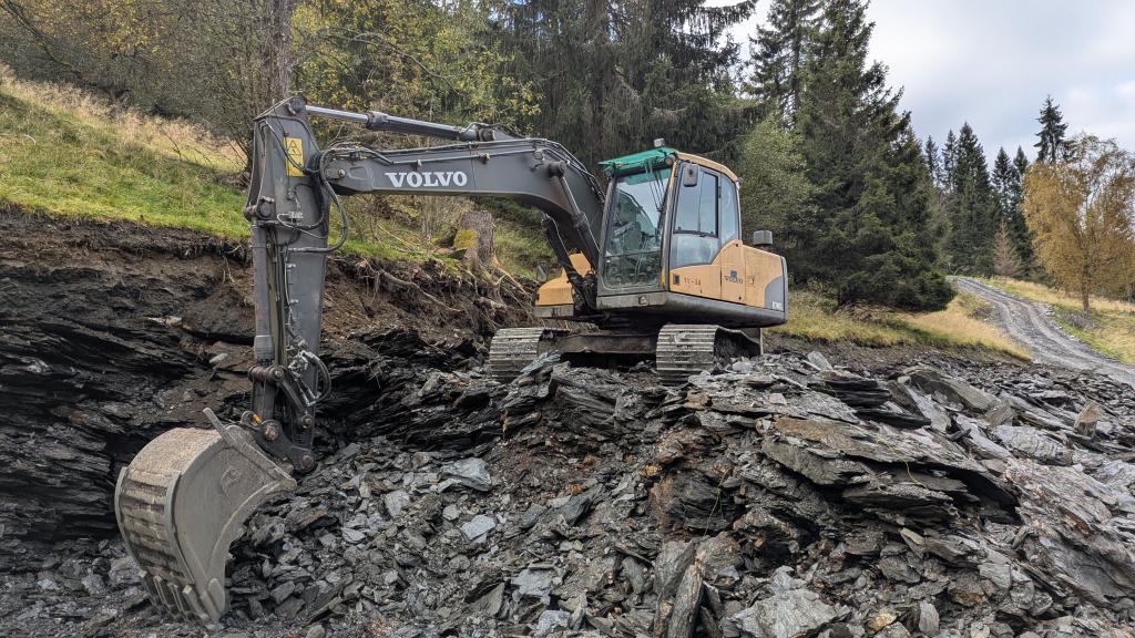 Volvo EC140CL med hogstaggregat, skuffer og tømmerklo