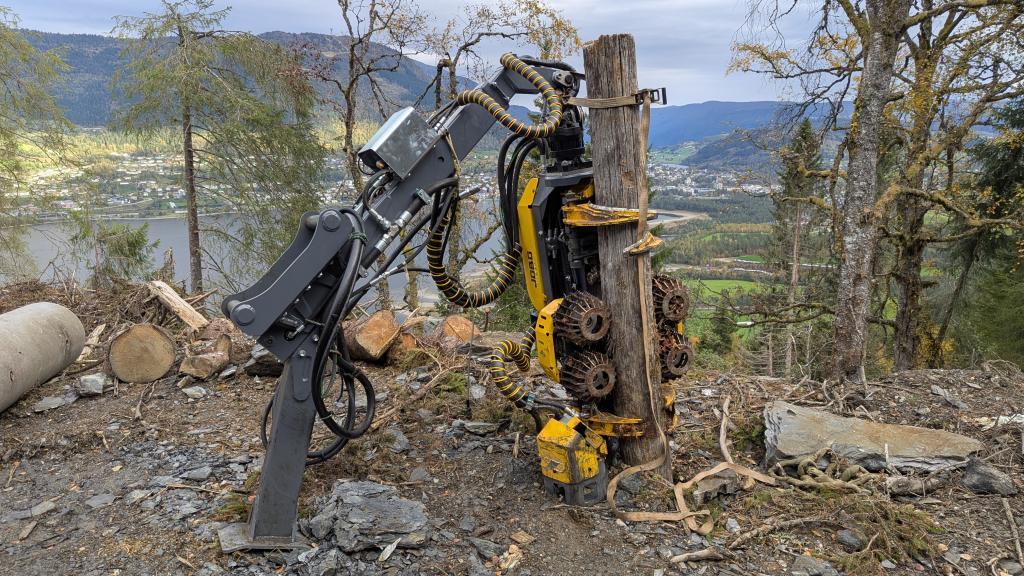 Volvo EC140CL med hogstaggregat, skuffer og tømmerklo
