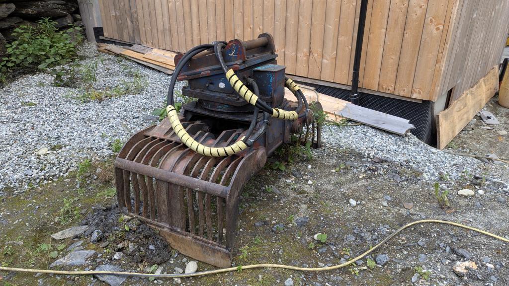 Volvo EC140CL med hogstaggregat, skuffer og tømmerklo