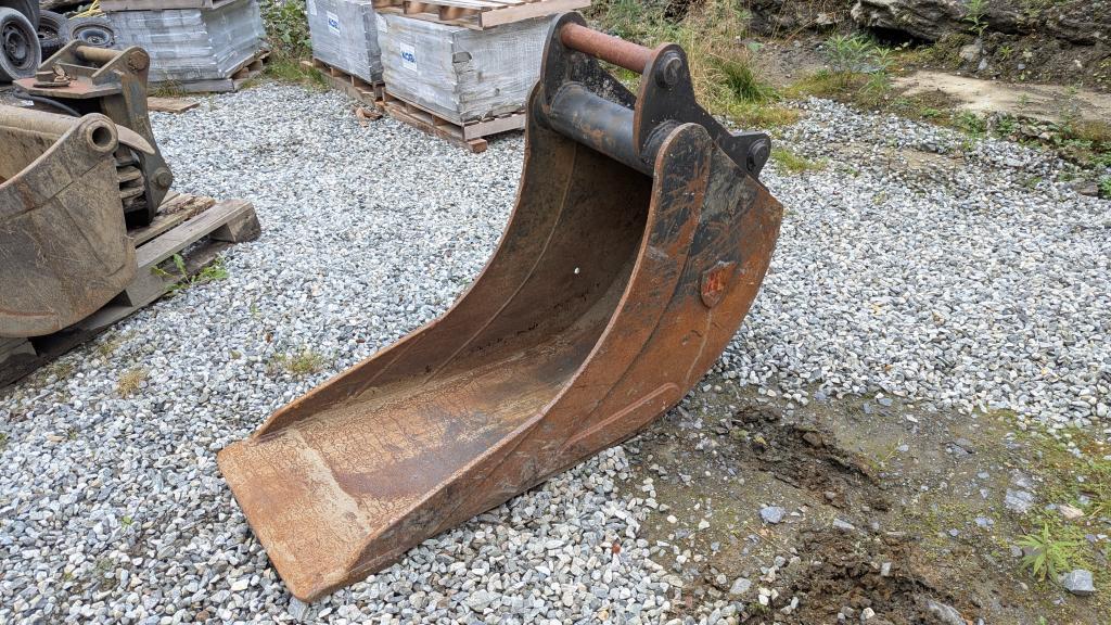 Volvo EC140CL med skuffer og tømmerklo