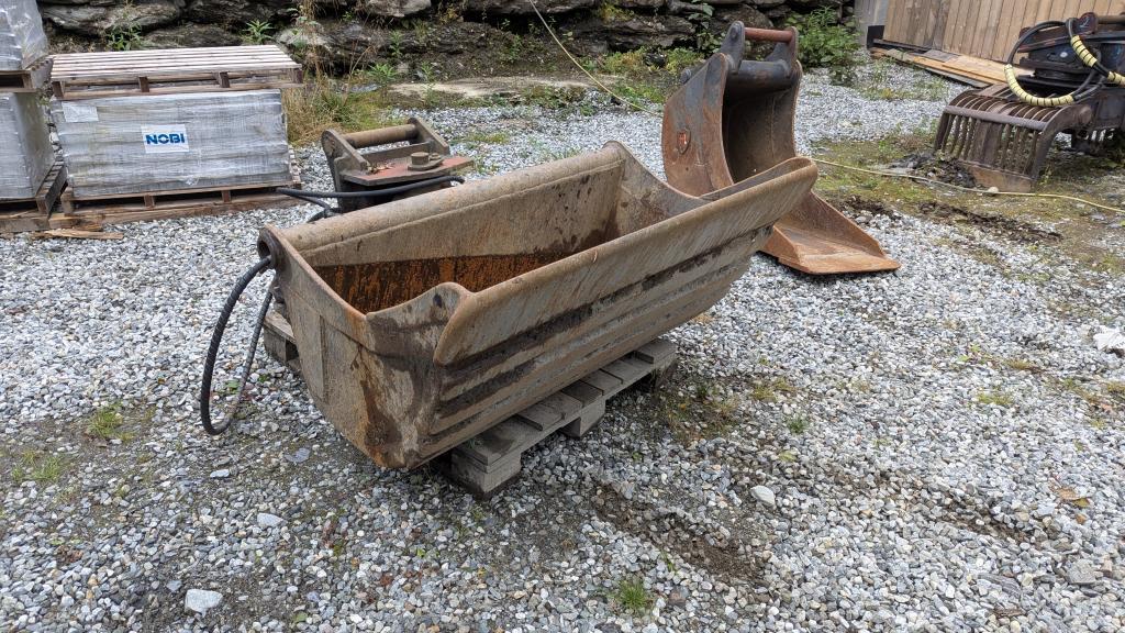 Volvo EC140CL med skuffer og tømmerklo