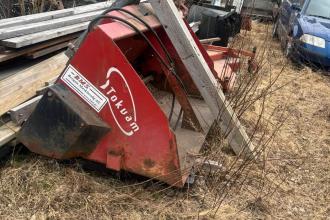 Tokvam strøer til traktor