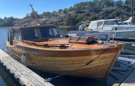 Halvdekker med doghouse - Trebåt