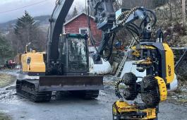 Volvo EC140CL med hogstaggregat, skuffer og tømmerklo