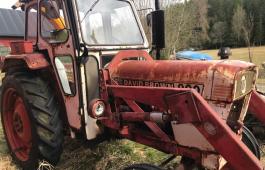 David Brown Traktor 990 med lasteapparat