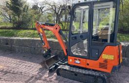 Hitachi Zaxis 19   med maskinhenger for bil  