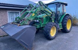 John Deere 5100R m/laster og snø skuffe