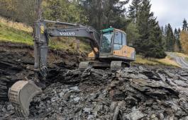 Volvo EC140CL med hogstaggregat, skuffer og tømmerklo